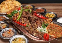 Türkiye’nin gastronomi mirası içinde önemli bir yere sahip olan Kebap Kültürü, yüzyıllar boyunca gelişerek bugün hem yerel hem de uluslararası mutfak dünyasının en dikkat çeken unsurlarından biri haline geldi. Anadolu’nun farklı bölgelerinde şekillenen bu kültür, yalnızca bir yemek anlayışını değil aynı zamanda sosyal yaşamı, gelenekleri ve bölgesel kimliği de temsil ediyor. Özellikle et pişirme tekniklerinin zamanla gelişmesiyle birlikte Kebap çeşitleri de büyük bir zenginlik kazandı. Konulu bir haber görseli.