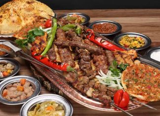 Türkiye’nin gastronomi mirası içinde önemli bir yere sahip olan Kebap Kültürü, yüzyıllar boyunca gelişerek bugün hem yerel hem de uluslararası mutfak dünyasının en dikkat çeken unsurlarından biri haline geldi. Anadolu’nun farklı bölgelerinde şekillenen bu kültür, yalnızca bir yemek anlayışını değil aynı zamanda sosyal yaşamı, gelenekleri ve bölgesel kimliği de temsil ediyor. Özellikle et pişirme tekniklerinin zamanla gelişmesiyle birlikte Kebap çeşitleri de büyük bir zenginlik kazandı. Konulu bir haber görseli.