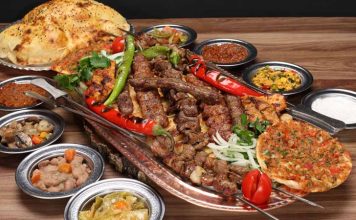 Türkiye’nin gastronomi mirası içinde önemli bir yere sahip olan Kebap Kültürü, yüzyıllar boyunca gelişerek bugün hem yerel hem de uluslararası mutfak dünyasının en dikkat çeken unsurlarından biri haline geldi. Anadolu’nun farklı bölgelerinde şekillenen bu kültür, yalnızca bir yemek anlayışını değil aynı zamanda sosyal yaşamı, gelenekleri ve bölgesel kimliği de temsil ediyor. Özellikle et pişirme tekniklerinin zamanla gelişmesiyle birlikte Kebap çeşitleri de büyük bir zenginlik kazandı. Konulu bir haber görseli.