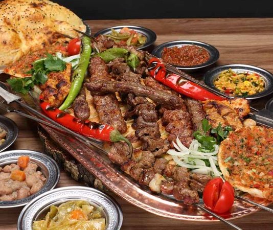 Türkiye’nin gastronomi mirası içinde önemli bir yere sahip olan Kebap Kültürü, yüzyıllar boyunca gelişerek bugün hem yerel hem de uluslararası mutfak dünyasının en dikkat çeken unsurlarından biri haline geldi. Anadolu’nun farklı bölgelerinde şekillenen bu kültür, yalnızca bir yemek anlayışını değil aynı zamanda sosyal yaşamı, gelenekleri ve bölgesel kimliği de temsil ediyor. Özellikle et pişirme tekniklerinin zamanla gelişmesiyle birlikte Kebap çeşitleri de büyük bir zenginlik kazandı. Konulu bir haber görseli.
