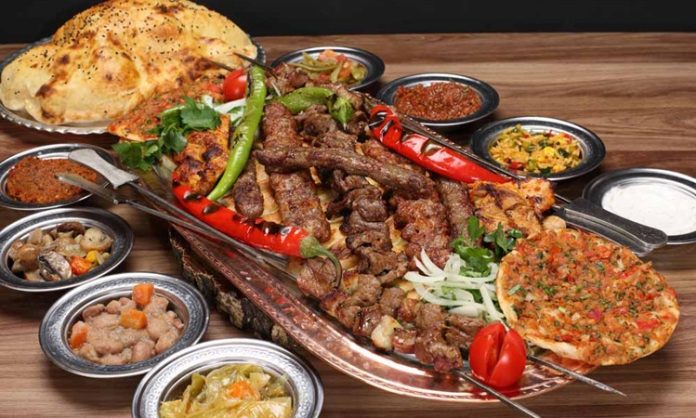 Türkiye’nin gastronomi mirası içinde önemli bir yere sahip olan Kebap Kültürü, yüzyıllar boyunca gelişerek bugün hem yerel hem de uluslararası mutfak dünyasının en dikkat çeken unsurlarından biri haline geldi. Anadolu’nun farklı bölgelerinde şekillenen bu kültür, yalnızca bir yemek anlayışını değil aynı zamanda sosyal yaşamı, gelenekleri ve bölgesel kimliği de temsil ediyor. Özellikle et pişirme tekniklerinin zamanla gelişmesiyle birlikte Kebap çeşitleri de büyük bir zenginlik kazandı. Konulu bir haber görseli.