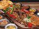 Türkiye’nin gastronomi mirası içinde önemli bir yere sahip olan Kebap Kültürü, yüzyıllar boyunca gelişerek bugün hem yerel hem de uluslararası mutfak dünyasının en dikkat çeken unsurlarından biri haline geldi. Anadolu’nun farklı bölgelerinde şekillenen bu kültür, yalnızca bir yemek anlayışını değil aynı zamanda sosyal yaşamı, gelenekleri ve bölgesel kimliği de temsil ediyor. Özellikle et pişirme tekniklerinin zamanla gelişmesiyle birlikte Kebap çeşitleri de büyük bir zenginlik kazandı. Konulu bir haber görseli.