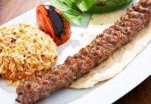 Türkiye’nin en köklü yemek kültürlerinden biri olan Urfa Kebap, kendine özgü aroması ve pişirme tekniğiyle kebap çeşitleri arasında özel bir yere sahip bulunuyor. Güneydoğu Anadolu mutfağının önemli temsilcilerinden biri olan bu lezzet, özellikle baharat dengesi ve etin doğal tadını ön plana çıkaran yapısıyla dikkat çekiyor. Acı oranının daha düşük olması nedeniyle geniş bir damak zevkine hitap eden Urfa Kebap, yıllardır hem yerel halkın hem de turistlerin yoğun ilgi gösterdiği yemekler arasında yer alıyor. Konulu bir haber görseli.
