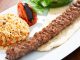 Türkiye’nin en köklü yemek kültürlerinden biri olan Urfa Kebap, kendine özgü aroması ve pişirme tekniğiyle kebap çeşitleri arasında özel bir yere sahip bulunuyor. Güneydoğu Anadolu mutfağının önemli temsilcilerinden biri olan bu lezzet, özellikle baharat dengesi ve etin doğal tadını ön plana çıkaran yapısıyla dikkat çekiyor. Acı oranının daha düşük olması nedeniyle geniş bir damak zevkine hitap eden Urfa Kebap, yıllardır hem yerel halkın hem de turistlerin yoğun ilgi gösterdiği yemekler arasında yer alıyor. Konulu bir haber görseli.