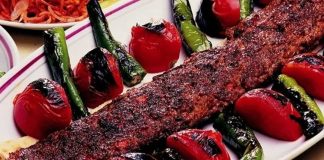 Acılı kebap, Türk mutfağının en karakteristik lezzetlerinden biri olarak yıllardır yoğun ilgi görüyor. Özellikle acı baharatların dengeli kullanımıyla hazırlanan kebap çeşitleri, hem geleneksel mutfağın vazgeçilmezleri arasında yer alıyor hem de farklı lezzet deneyimleri arayan tüketicilerin tercih ettiği ürünler arasında bulunuyor. Son yıllarda restoranların düzenlediği özel menüler, acı severlere yönelik hazırlanan tarifler ve sosyal medyada ilgi gören lezzet denemeleri sayesinde acılı kebap kültürü daha geniş kitlelere ulaşmaya devam ediyor. Konulu bir haber görseli.