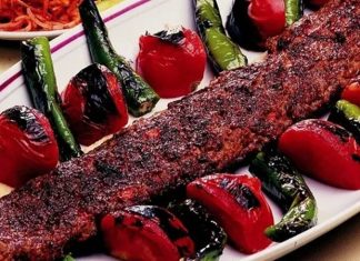 Acılı kebap, Türk mutfağının en karakteristik lezzetlerinden biri olarak yıllardır yoğun ilgi görüyor. Özellikle acı baharatların dengeli kullanımıyla hazırlanan kebap çeşitleri, hem geleneksel mutfağın vazgeçilmezleri arasında yer alıyor hem de farklı lezzet deneyimleri arayan tüketicilerin tercih ettiği ürünler arasında bulunuyor. Son yıllarda restoranların düzenlediği özel menüler, acı severlere yönelik hazırlanan tarifler ve sosyal medyada ilgi gören lezzet denemeleri sayesinde acılı kebap kültürü daha geniş kitlelere ulaşmaya devam ediyor. Konulu bir haber görseli.