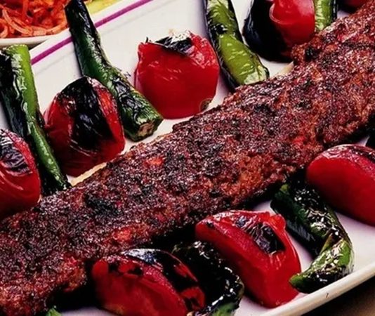 Acılı Kebap Rekorları Acılı kebap, Türk mutfağının en karakteristik lezzetlerinden biri olarak yıllardır yoğun ilgi görüyor. Özellikle acı baharatların dengeli kullanımıyla hazırlanan kebap çeşitleri, hem geleneksel mutfağın vazgeçilmezleri arasında yer alıyor hem de farklı lezzet deneyimleri arayan tüketicilerin tercih ettiği ürünler arasında bulunuyor. Son yıllarda restoranların düzenlediği özel menüler, acı severlere yönelik hazırlanan tarifler ve sosyal medyada ilgi gören lezzet denemeleri sayesinde acılı kebap kültürü daha geniş kitlelere ulaşmaya devam ediyor. Konulu bir haber görseli.