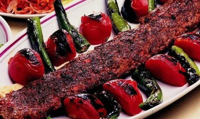 Acılı kebap, Türk mutfağının en karakteristik lezzetlerinden biri olarak yıllardır yoğun ilgi görüyor. Özellikle acı baharatların dengeli kullanımıyla hazırlanan kebap çeşitleri, hem geleneksel mutfağın vazgeçilmezleri arasında yer alıyor hem de farklı lezzet deneyimleri arayan tüketicilerin tercih ettiği ürünler arasında bulunuyor. Son yıllarda restoranların düzenlediği özel menüler, acı severlere yönelik hazırlanan tarifler ve sosyal medyada ilgi gören lezzet denemeleri sayesinde acılı kebap kültürü daha geniş kitlelere ulaşmaya devam ediyor. Konulu bir haber görseli.