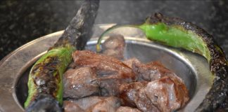 Adana ve Urfa Kebap Rekabeti Adana kebap ve Urfa kebap, Türk mutfağının en ikonik iki lezzeti olarak yıllardır süregelen bir gastronomi rekabetinin merkezinde yer alıyor. Aynı coğrafyanın zengin mutfak kültüründen beslenen bu iki kebap türü, benzer görünmelerine rağmen lezzet, baharat kullanımı ve sunum açısından belirgin farklılıklar taşıyor. Bu farklılıklar, hem yerel halk hem de gastronomi tutkunları arasında güçlü bir tercih tartışmasını da beraberinde getiriyor. Konulu bir haber görseli.