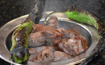 Adana kebap ve Urfa kebap, Türk mutfağının en ikonik iki lezzeti olarak yıllardır süregelen bir gastronomi rekabetinin merkezinde yer alıyor. Aynı coğrafyanın zengin mutfak kültüründen beslenen bu iki kebap türü, benzer görünmelerine rağmen lezzet, baharat kullanımı ve sunum açısından belirgin farklılıklar taşıyor. Bu farklılıklar, hem yerel halk hem de gastronomi tutkunları arasında güçlü bir tercih tartışmasını da beraberinde getiriyor. Konulu bir haber görseli.