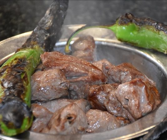 Adana kebap ve Urfa kebap, Türk mutfağının en ikonik iki lezzeti olarak yıllardır süregelen bir gastronomi rekabetinin merkezinde yer alıyor. Aynı coğrafyanın zengin mutfak kültüründen beslenen bu iki kebap türü, benzer görünmelerine rağmen lezzet, baharat kullanımı ve sunum açısından belirgin farklılıklar taşıyor. Bu farklılıklar, hem yerel halk hem de gastronomi tutkunları arasında güçlü bir tercih tartışmasını da beraberinde getiriyor. Konulu bir haber görseli.