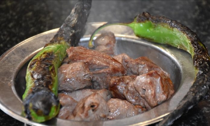 Adana kebap ve Urfa kebap, Türk mutfağının en ikonik iki lezzeti olarak yıllardır süregelen bir gastronomi rekabetinin merkezinde yer alıyor. Aynı coğrafyanın zengin mutfak kültüründen beslenen bu iki kebap türü, benzer görünmelerine rağmen lezzet, baharat kullanımı ve sunum açısından belirgin farklılıklar taşıyor. Bu farklılıklar, hem yerel halk hem de gastronomi tutkunları arasında güçlü bir tercih tartışmasını da beraberinde getiriyor. Konulu bir haber görseli.