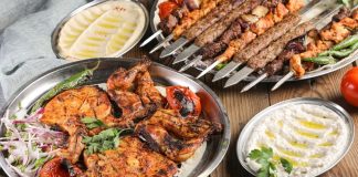 Ankara kebap trendleri, başkentin son yıllarda gelişen gastronomi kültürünü yansıtan en önemli başlıklardan biri haline gelmiş durumda. Geleneksel Türk mutfağının vazgeçilmez lezzetlerinden biri olan kebap, Ankara’da hem klasik sunumlarla hem de modern yorumlarla yeniden şekilleniyor. Şehirdeki restoran işletmelerinin artması ve tüketici beklentilerinin değişmesi, kebap kültüründe yeni bir trend dalgası oluşturmuş durumda. Konulu bir haber görseli.