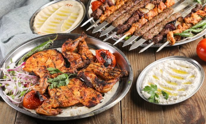 Ankara Kebap Trendleri Ankara kebap trendleri, başkentin son yıllarda gelişen gastronomi kültürünü yansıtan en önemli başlıklardan biri haline gelmiş durumda. Geleneksel Türk mutfağının vazgeçilmez lezzetlerinden biri olan kebap, Ankara’da hem klasik sunumlarla hem de modern yorumlarla yeniden şekilleniyor. Şehirdeki restoran işletmelerinin artması ve tüketici beklentilerinin değişmesi, kebap kültüründe yeni bir trend dalgası oluşturmuş durumda. Konulu bir haber görseli.