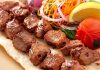 Dana kebap, Türk mutfağının sevilen lezzetleri arasında yer alırken son yıllarda restoran menülerinde daha geniş yer bulmaya başlayan ürünlerden biri olarak dikkat çekiyor. Kendine özgü aroması, farklı pişirme tekniklerine uygun yapısı ve zengin sunum seçenekleri sayesinde hem yerli tüketicilerin hem de yabancı misafirlerin yoğun ilgi gösterdiği yemekler arasında bulunuyor. Geleneksel kebap kültürünün önemli parçalarından biri olan dana etiyle hazırlanan tarifler, modern gastronomi anlayışıyla birleşerek daha geniş bir kitleye hitap etmeyi başarıyor. Konulu bir haber görseli.