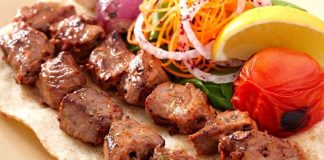 Dana kebap, Türk mutfağının sevilen lezzetleri arasında yer alırken son yıllarda restoran menülerinde daha geniş yer bulmaya başlayan ürünlerden biri olarak dikkat çekiyor. Kendine özgü aroması, farklı pişirme tekniklerine uygun yapısı ve zengin sunum seçenekleri sayesinde hem yerli tüketicilerin hem de yabancı misafirlerin yoğun ilgi gösterdiği yemekler arasında bulunuyor. Geleneksel kebap kültürünün önemli parçalarından biri olan dana etiyle hazırlanan tarifler, modern gastronomi anlayışıyla birleşerek daha geniş bir kitleye hitap etmeyi başarıyor. Konulu bir haber görseli.