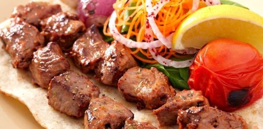 Dana kebap, Türk mutfağının sevilen lezzetleri arasında yer alırken son yıllarda restoran menülerinde daha geniş yer bulmaya başlayan ürünlerden biri olarak dikkat çekiyor. Kendine özgü aroması, farklı pişirme tekniklerine uygun yapısı ve zengin sunum seçenekleri sayesinde hem yerli tüketicilerin hem de yabancı misafirlerin yoğun ilgi gösterdiği yemekler arasında bulunuyor. Geleneksel kebap kültürünün önemli parçalarından biri olan dana etiyle hazırlanan tarifler, modern gastronomi anlayışıyla birleşerek daha geniş bir kitleye hitap etmeyi başarıyor. Konulu bir haber görseli.