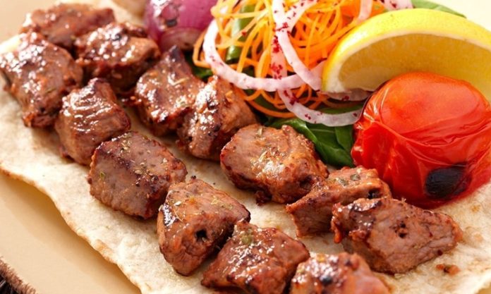 Dana kebap, Türk mutfağının sevilen lezzetleri arasında yer alırken son yıllarda restoran menülerinde daha geniş yer bulmaya başlayan ürünlerden biri olarak dikkat çekiyor. Kendine özgü aroması, farklı pişirme tekniklerine uygun yapısı ve zengin sunum seçenekleri sayesinde hem yerli tüketicilerin hem de yabancı misafirlerin yoğun ilgi gösterdiği yemekler arasında bulunuyor. Geleneksel kebap kültürünün önemli parçalarından biri olan dana etiyle hazırlanan tarifler, modern gastronomi anlayışıyla birleşerek daha geniş bir kitleye hitap etmeyi başarıyor. Konulu bir haber görseli.