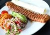 En İyi Kebap Mekanları, Türkiye'nin zengin gastronomi kültürünü yansıtan en önemli lezzet durakları arasında gösteriliyor. Farklı şehirlerde faaliyet gösteren birçok restoran, yılların birikimiyle geliştirdiği özel tarifler, kaliteli malzeme kullanımı ve deneyimli ustalarıyla dikkat çekiyor. Günümüzde tüketiciler yalnızca lezzetli bir kebap yemek istemiyor, aynı zamanda kaliteli hizmet, hijyen ve keyifli bir atmosfer de arıyor. Konulu bir haber görseli.