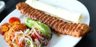 En İyi Kebap Mekanları, Türkiye'nin zengin gastronomi kültürünü yansıtan en önemli lezzet durakları arasında gösteriliyor. Farklı şehirlerde faaliyet gösteren birçok restoran, yılların birikimiyle geliştirdiği özel tarifler, kaliteli malzeme kullanımı ve deneyimli ustalarıyla dikkat çekiyor. Günümüzde tüketiciler yalnızca lezzetli bir kebap yemek istemiyor, aynı zamanda kaliteli hizmet, hijyen ve keyifli bir atmosfer de arıyor. Konulu bir haber görseli.