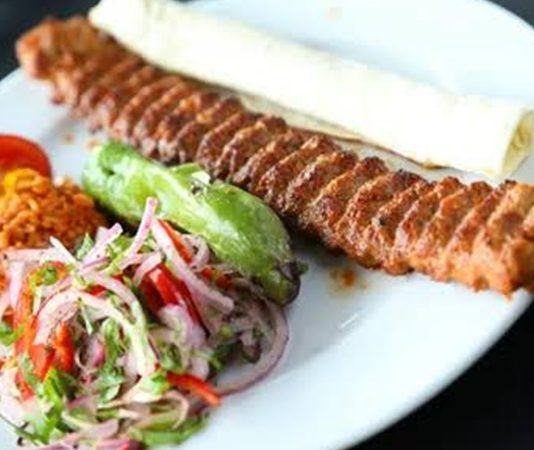En İyi Kebap Mekanları, Türkiye'nin zengin gastronomi kültürünü yansıtan en önemli lezzet durakları arasında gösteriliyor. Farklı şehirlerde faaliyet gösteren birçok restoran, yılların birikimiyle geliştirdiği özel tarifler, kaliteli malzeme kullanımı ve deneyimli ustalarıyla dikkat çekiyor. Günümüzde tüketiciler yalnızca lezzetli bir kebap yemek istemiyor, aynı zamanda kaliteli hizmet, hijyen ve keyifli bir atmosfer de arıyor. Konulu bir haber görseli.