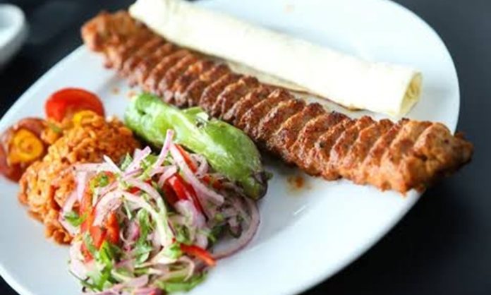 En İyi Kebap Mekanları En İyi Kebap Mekanları, Türkiye'nin zengin gastronomi kültürünü yansıtan en önemli lezzet durakları arasında gösteriliyor. Farklı şehirlerde faaliyet gösteren birçok restoran, yılların birikimiyle geliştirdiği özel tarifler, kaliteli malzeme kullanımı ve deneyimli ustalarıyla dikkat çekiyor. Günümüzde tüketiciler yalnızca lezzetli bir kebap yemek istemiyor, aynı zamanda kaliteli hizmet, hijyen ve keyifli bir atmosfer de arıyor. Konulu bir haber görseli.