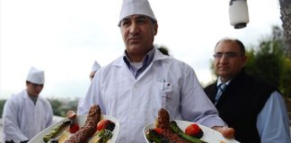 Türk mutfağının en köklü lezzetlerinden biri olan Kebap, yüzyıllardır süregelen ustalık geleneği sayesinde günümüze kadar ulaşmayı başardı. Bu eşsiz lezzetin arkasında ise yıllarını mesleğine adamış, et seçiminden pişirme tekniğine kadar her ayrıntıya hakim olan kebap ustaları bulunuyor. Türkiye'nin farklı bölgelerinde yetişen ustalar, geleneksel yöntemleri korurken aynı zamanda değişen damak zevklerine uyum sağlayarak kebap kültürünün gelişimine katkı sunuyor. Konulu bir haber görseli.