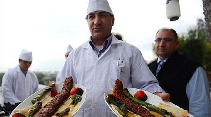 Türk mutfağının en köklü lezzetlerinden biri olan Kebap, yüzyıllardır süregelen ustalık geleneği sayesinde günümüze kadar ulaşmayı başardı. Bu eşsiz lezzetin arkasında ise yıllarını mesleğine adamış, et seçiminden pişirme tekniğine kadar her ayrıntıya hakim olan kebap ustaları bulunuyor. Türkiye'nin farklı bölgelerinde yetişen ustalar, geleneksel yöntemleri korurken aynı zamanda değişen damak zevklerine uyum sağlayarak kebap kültürünün gelişimine katkı sunuyor. Konulu bir haber görseli.