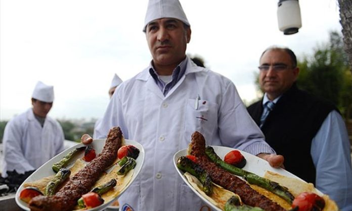 Türk mutfağının en köklü lezzetlerinden biri olan Kebap, yüzyıllardır süregelen ustalık geleneği sayesinde günümüze kadar ulaşmayı başardı. Bu eşsiz lezzetin arkasında ise yıllarını mesleğine adamış, et seçiminden pişirme tekniğine kadar her ayrıntıya hakim olan kebap ustaları bulunuyor. Türkiye'nin farklı bölgelerinde yetişen ustalar, geleneksel yöntemleri korurken aynı zamanda değişen damak zevklerine uyum sağlayarak kebap kültürünün gelişimine katkı sunuyor. Konulu bir haber görseli.