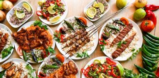 Türk mutfağının en önemli lezzetlerinden biri olan Kebap, son yıllarda franchise modeliyle büyüyen markalar sayesinde daha geniş kitlelere ulaşmaya devam ediyor. Kurumsal işletme anlayışı, standart üretim süreçleri ve güçlü marka yönetimiyle faaliyet gösteren franchise sistemleri, yatırımcıların ilgisini çekerken tüketicilere de aynı kaliteyi farklı şehirlerde deneyimleme fırsatı sunuyor. Bu gelişim, kebap sektörünün ekonomik büyüklüğünü artırırken girişimcilik alanında da yeni fırsatlar oluşturuyor. Konulu bir haber görseli.