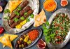 Kebap, Türk mutfağının en güçlü gastronomik değerlerinden biri olarak hem yerli hem de yabancı turistlerin ilgisini çekmeye devam ediyor. Son yıllarda lezzet odaklı seyahatlerin artmasıyla birlikte gastronomi turizmi içerisinde kebabın önemi daha da belirgin hale gelirken, farklı şehirlerde sunulan yöresel kebap çeşitleri ziyaretçilere kültürel ve damak zevkine hitap eden özel deneyimler sunuyor. Bu gelişim, turizm sektörüne ekonomik katkı sağlarken Türk mutfağının uluslararası alandaki tanınırlığını da artırıyor. Konulu bir haber görseli.
