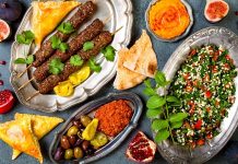 Kebap, Türk mutfağının en güçlü gastronomik değerlerinden biri olarak hem yerli hem de yabancı turistlerin ilgisini çekmeye devam ediyor. Son yıllarda lezzet odaklı seyahatlerin artmasıyla birlikte gastronomi turizmi içerisinde kebabın önemi daha da belirgin hale gelirken, farklı şehirlerde sunulan yöresel kebap çeşitleri ziyaretçilere kültürel ve damak zevkine hitap eden özel deneyimler sunuyor. Bu gelişim, turizm sektörüne ekonomik katkı sağlarken Türk mutfağının uluslararası alandaki tanınırlığını da artırıyor. Konulu bir haber görseli.