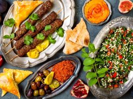 Kebap, Türk mutfağının en güçlü gastronomik değerlerinden biri olarak hem yerli hem de yabancı turistlerin ilgisini çekmeye devam ediyor. Son yıllarda lezzet odaklı seyahatlerin artmasıyla birlikte gastronomi turizmi içerisinde kebabın önemi daha da belirgin hale gelirken, farklı şehirlerde sunulan yöresel kebap çeşitleri ziyaretçilere kültürel ve damak zevkine hitap eden özel deneyimler sunuyor. Bu gelişim, turizm sektörüne ekonomik katkı sağlarken Türk mutfağının uluslararası alandaki tanınırlığını da artırıyor. Konulu bir haber görseli.