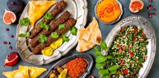 Kebap, Türk mutfağının en güçlü gastronomik değerlerinden biri olarak hem yerli hem de yabancı turistlerin ilgisini çekmeye devam ediyor. Son yıllarda lezzet odaklı seyahatlerin artmasıyla birlikte gastronomi turizmi içerisinde kebabın önemi daha da belirgin hale gelirken, farklı şehirlerde sunulan yöresel kebap çeşitleri ziyaretçilere kültürel ve damak zevkine hitap eden özel deneyimler sunuyor. Bu gelişim, turizm sektörüne ekonomik katkı sağlarken Türk mutfağının uluslararası alandaki tanınırlığını da artırıyor. Konulu bir haber görseli.