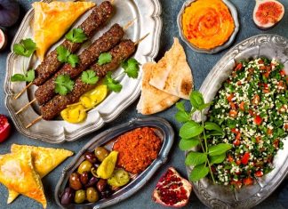 Kebap, Türk mutfağının en güçlü gastronomik değerlerinden biri olarak hem yerli hem de yabancı turistlerin ilgisini çekmeye devam ediyor. Son yıllarda lezzet odaklı seyahatlerin artmasıyla birlikte gastronomi turizmi içerisinde kebabın önemi daha da belirgin hale gelirken, farklı şehirlerde sunulan yöresel kebap çeşitleri ziyaretçilere kültürel ve damak zevkine hitap eden özel deneyimler sunuyor. Bu gelişim, turizm sektörüne ekonomik katkı sağlarken Türk mutfağının uluslararası alandaki tanınırlığını da artırıyor. Konulu bir haber görseli.