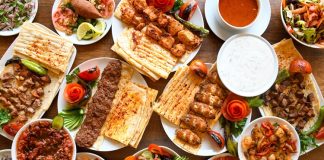 Gaziantep kebap kültürü, Türkiye’nin en köklü gastronomi miraslarından biri olarak hem yerel halkın günlük yaşamında hem de uluslararası gastronomi sahnesinde önemli bir yer tutuyor. Yüzyıllardır gelişen kebap geleneği, şehrin tarihsel dokusu, ticaret geçmişi ve kültürel çeşitliliğiyle birleşerek benzersiz bir mutfak kimliği oluşturmuş durumda. Bugün Gaziantep, yalnızca Türkiye’de değil dünya genelinde de gastronomi başkentlerinden biri olarak kabul ediliyor. Konulu bir haber görseli.