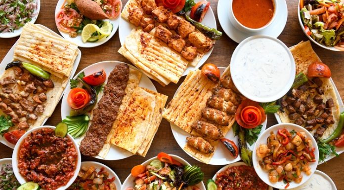Gaziantep kebap kültürü, Türkiye’nin en köklü gastronomi miraslarından biri olarak hem yerel halkın günlük yaşamında hem de uluslararası gastronomi sahnesinde önemli bir yer tutuyor. Yüzyıllardır gelişen kebap geleneği, şehrin tarihsel dokusu, ticaret geçmişi ve kültürel çeşitliliğiyle birleşerek benzersiz bir mutfak kimliği oluşturmuş durumda. Bugün Gaziantep, yalnızca Türkiye’de değil dünya genelinde de gastronomi başkentlerinden biri olarak kabul ediliyor. Konulu bir haber görseli.
