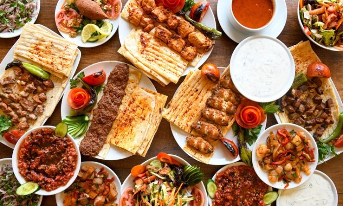 Gaziantep kebap kültürü, Türkiye’nin en köklü gastronomi miraslarından biri olarak hem yerel halkın günlük yaşamında hem de uluslararası gastronomi sahnesinde önemli bir yer tutuyor. Yüzyıllardır gelişen kebap geleneği, şehrin tarihsel dokusu, ticaret geçmişi ve kültürel çeşitliliğiyle birleşerek benzersiz bir mutfak kimliği oluşturmuş durumda. Bugün Gaziantep, yalnızca Türkiye’de değil dünya genelinde de gastronomi başkentlerinden biri olarak kabul ediliyor. Konulu bir haber görseli.