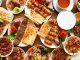 Gaziantep kebap kültürü, Türkiye’nin en köklü gastronomi miraslarından biri olarak hem yerel halkın günlük yaşamında hem de uluslararası gastronomi sahnesinde önemli bir yer tutuyor. Yüzyıllardır gelişen kebap geleneği, şehrin tarihsel dokusu, ticaret geçmişi ve kültürel çeşitliliğiyle birleşerek benzersiz bir mutfak kimliği oluşturmuş durumda. Bugün Gaziantep, yalnızca Türkiye’de değil dünya genelinde de gastronomi başkentlerinden biri olarak kabul ediliyor. Konulu bir haber görseli.