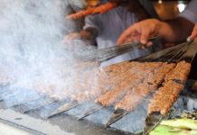 Türkiye'nin köklü mutfak kültürünün en önemli temsilcilerinden biri olan kebap, son yıllarda yalnızca geleneksel ustaların değil genç girişimcilerin de ilgisini çekmeye başladı. Değişen tüketici alışkanlıkları, sosyal medyanın etkisi ve gastronomi alanındaki yükselen trendler, kebap sektörünü yeni yatırımcılar için cazip hale getiriyor. Özellikle büyük şehirlerde açılan modern konseptli işletmeler, gençlerin sektöre farklı bir bakış açısıyla yaklaştığını gösteriyor. Konulu bir haber görseli.