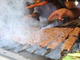 Türkiye'nin köklü mutfak kültürünün en önemli temsilcilerinden biri olan kebap, son yıllarda yalnızca geleneksel ustaların değil genç girişimcilerin de ilgisini çekmeye başladı. Değişen tüketici alışkanlıkları, sosyal medyanın etkisi ve gastronomi alanındaki yükselen trendler, kebap sektörünü yeni yatırımcılar için cazip hale getiriyor. Özellikle büyük şehirlerde açılan modern konseptli işletmeler, gençlerin sektöre farklı bir bakış açısıyla yaklaştığını gösteriyor. Konulu bir haber görseli.