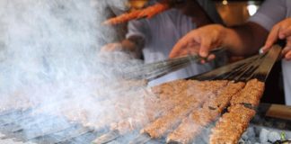 Türkiye'nin köklü mutfak kültürünün en önemli temsilcilerinden biri olan kebap, son yıllarda yalnızca geleneksel ustaların değil genç girişimcilerin de ilgisini çekmeye başladı. Değişen tüketici alışkanlıkları, sosyal medyanın etkisi ve gastronomi alanındaki yükselen trendler, kebap sektörünü yeni yatırımcılar için cazip hale getiriyor. Özellikle büyük şehirlerde açılan modern konseptli işletmeler, gençlerin sektöre farklı bir bakış açısıyla yaklaştığını gösteriyor. Konulu bir haber görseli.