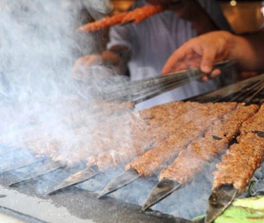 Türkiye'nin köklü mutfak kültürünün en önemli temsilcilerinden biri olan kebap, son yıllarda yalnızca geleneksel ustaların değil genç girişimcilerin de ilgisini çekmeye başladı. Değişen tüketici alışkanlıkları, sosyal medyanın etkisi ve gastronomi alanındaki yükselen trendler, kebap sektörünü yeni yatırımcılar için cazip hale getiriyor. Özellikle büyük şehirlerde açılan modern konseptli işletmeler, gençlerin sektöre farklı bir bakış açısıyla yaklaştığını gösteriyor. Konulu bir haber görseli.