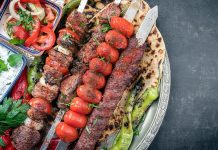 İstanbul kebap restoranları, Türkiye’nin gastronomi başkenti olarak kabul edilen şehirde, hem yerli hem de yabancı ziyaretçilerin en çok ilgi gösterdiği yeme içme noktaları arasında yer alıyor. Şehrin tarihi dokusu, kültürel çeşitliliği ve turistik yoğunluğu, kebap kültürünün burada çok daha geniş bir yelpazede gelişmesine zemin hazırlıyor. Geleneksel tariflerden modern füzyon sunumlara kadar uzanan bu çeşitlilik, İstanbul’u kebap açısından benzersiz bir merkez haline getiriyor. Konulu bir haber görseli.