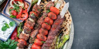 İstanbul kebap restoranları, Türkiye’nin gastronomi başkenti olarak kabul edilen şehirde, hem yerli hem de yabancı ziyaretçilerin en çok ilgi gösterdiği yeme içme noktaları arasında yer alıyor. Şehrin tarihi dokusu, kültürel çeşitliliği ve turistik yoğunluğu, kebap kültürünün burada çok daha geniş bir yelpazede gelişmesine zemin hazırlıyor. Geleneksel tariflerden modern füzyon sunumlara kadar uzanan bu çeşitlilik, İstanbul’u kebap açısından benzersiz bir merkez haline getiriyor. Konulu bir haber görseli.