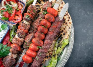 İstanbul kebap restoranları, Türkiye’nin gastronomi başkenti olarak kabul edilen şehirde, hem yerli hem de yabancı ziyaretçilerin en çok ilgi gösterdiği yeme içme noktaları arasında yer alıyor. Şehrin tarihi dokusu, kültürel çeşitliliği ve turistik yoğunluğu, kebap kültürünün burada çok daha geniş bir yelpazede gelişmesine zemin hazırlıyor. Geleneksel tariflerden modern füzyon sunumlara kadar uzanan bu çeşitlilik, İstanbul’u kebap açısından benzersiz bir merkez haline getiriyor. Konulu bir haber görseli.
