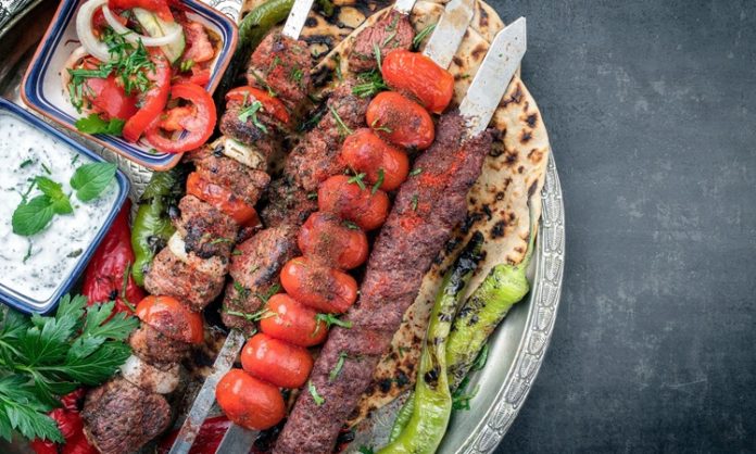 İstanbul Kebap Restoranları İstanbul kebap restoranları, Türkiye’nin gastronomi başkenti olarak kabul edilen şehirde, hem yerli hem de yabancı ziyaretçilerin en çok ilgi gösterdiği yeme içme noktaları arasında yer alıyor. Şehrin tarihi dokusu, kültürel çeşitliliği ve turistik yoğunluğu, kebap kültürünün burada çok daha geniş bir yelpazede gelişmesine zemin hazırlıyor. Geleneksel tariflerden modern füzyon sunumlara kadar uzanan bu çeşitlilik, İstanbul’u kebap açısından benzersiz bir merkez haline getiriyor. Konulu bir haber görseli.