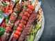 İstanbul kebap restoranları, Türkiye’nin gastronomi başkenti olarak kabul edilen şehirde, hem yerli hem de yabancı ziyaretçilerin en çok ilgi gösterdiği yeme içme noktaları arasında yer alıyor. Şehrin tarihi dokusu, kültürel çeşitliliği ve turistik yoğunluğu, kebap kültürünün burada çok daha geniş bir yelpazede gelişmesine zemin hazırlıyor. Geleneksel tariflerden modern füzyon sunumlara kadar uzanan bu çeşitlilik, İstanbul’u kebap açısından benzersiz bir merkez haline getiriyor. Konulu bir haber görseli.