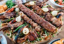 İzmir kebap kültürü, Ege mutfağının hafif ve dengeli gastronomi anlayışıyla birleşerek Türkiye’nin en farklı kebap yorumlarından birini ortaya koyuyor. Geleneksel Anadolu mutfağının güçlü temsilcilerinden olan kebap, İzmir’de daha hafif pişirme teknikleri, farklı sunum anlayışı ve Ege’ye özgü taze malzemelerle yeniden yorumlanıyor. Bu durum şehrin gastronomi kimliğini diğer bölgelerden ayıran önemli bir unsur haline gelmiş durumda. Konulu bir haber görseli.