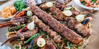 İzmir kebap kültürü, Ege mutfağının hafif ve dengeli gastronomi anlayışıyla birleşerek Türkiye’nin en farklı kebap yorumlarından birini ortaya koyuyor. Geleneksel Anadolu mutfağının güçlü temsilcilerinden olan kebap, İzmir’de daha hafif pişirme teknikleri, farklı sunum anlayışı ve Ege’ye özgü taze malzemelerle yeniden yorumlanıyor. Bu durum şehrin gastronomi kimliğini diğer bölgelerden ayıran önemli bir unsur haline gelmiş durumda. Konulu bir haber görseli.